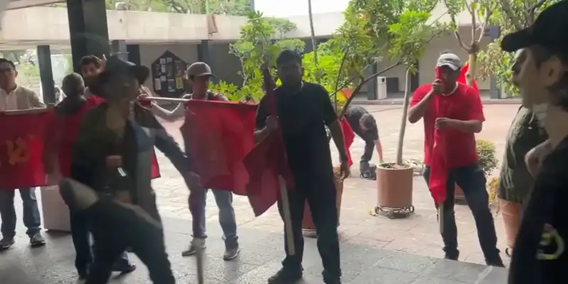 Turba castrista ataca estreno de documental sobre Otero en México