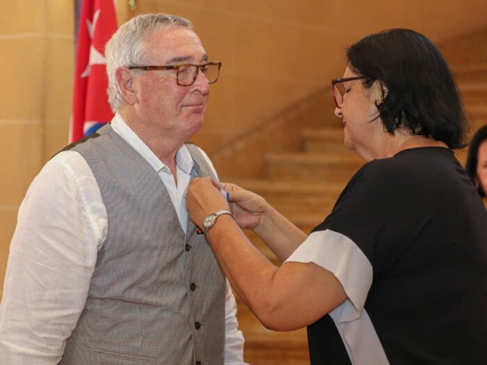 Cuba otorga Medalla de la Amistad a activista australiano