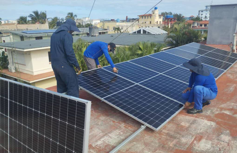 Crisis eléctrica obliga a Cuba a impulsar energía solar en telecomunicaciones