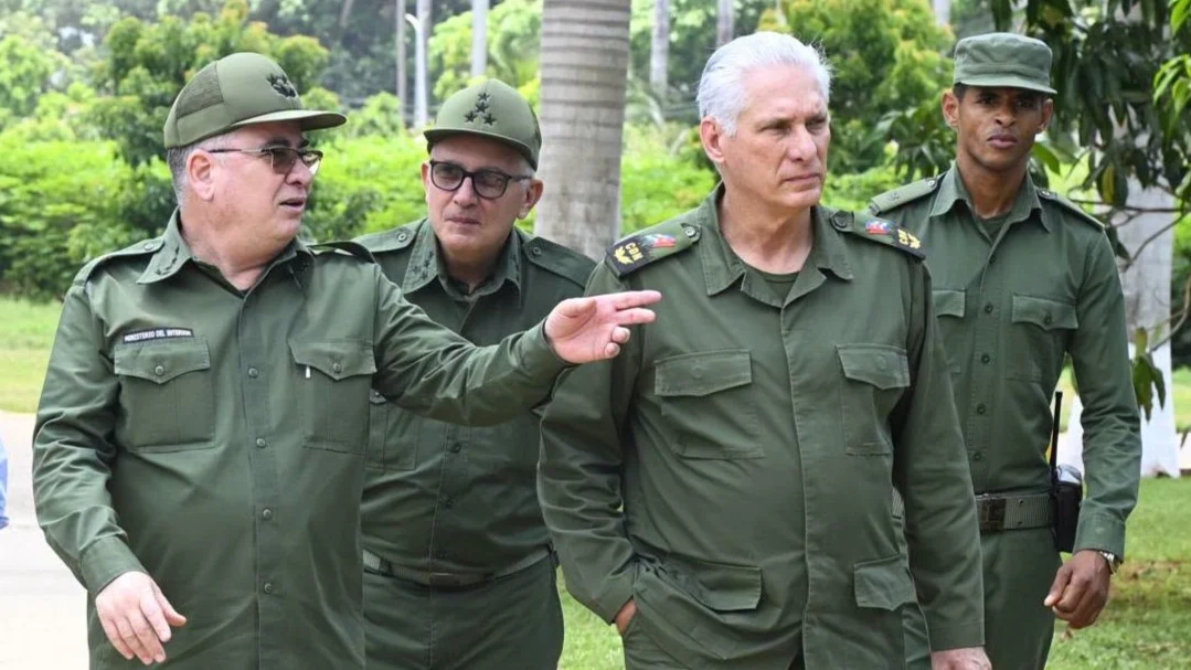 Díaz-Canel junto a mandos militares del régimen.