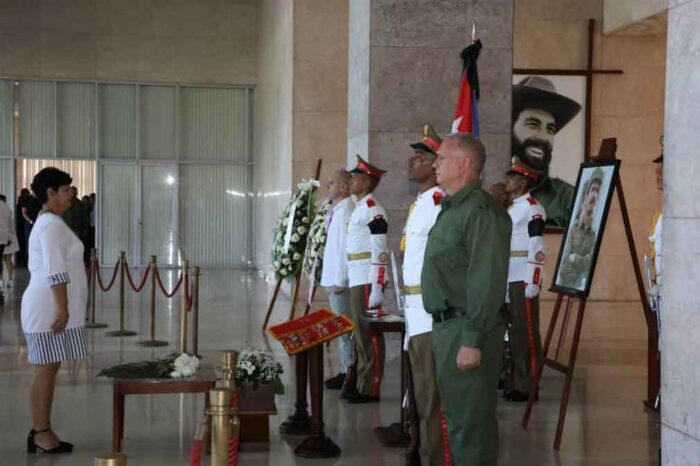 Ofrendas florales de Raúl Castro y Díaz-Canel para Ramiro Valdés