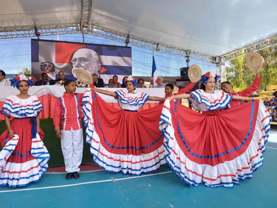 Estudiantes en politécnico donado por Cuba, en Baní.