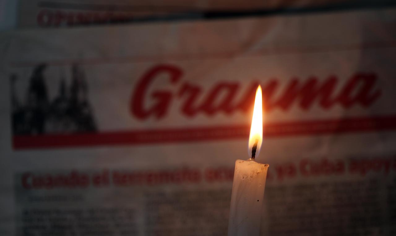 Una vela prendida durante un apagón en Cuba.
