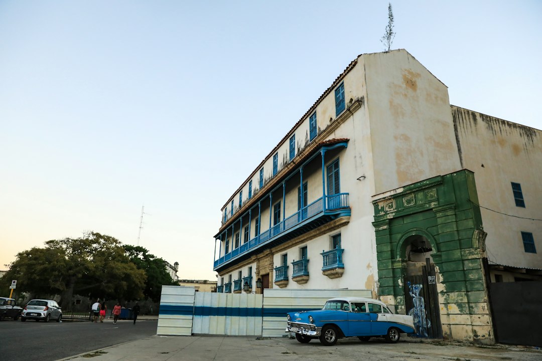 Cirujano cubano denuncia expulsión política tras dejar el sistema de salud