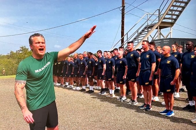 Pete Hegseth en Guantánamo: propaganda de fuerza que falla